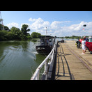 Auf dem als Fähre genutzten Ponton, der von dem kleinen Boot links geschleppt wird